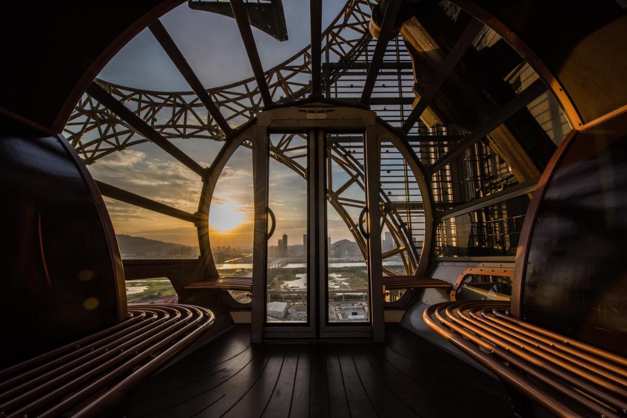 Studio City Hotel Макао Экстерьер фото The interior of the observation deck