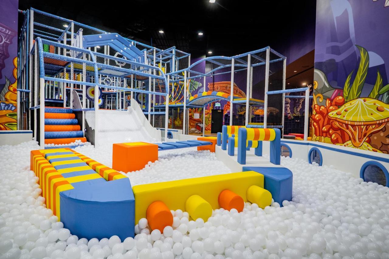 Studio City Hotel Макао Экстерьер фото The ball pit at the indoor playground