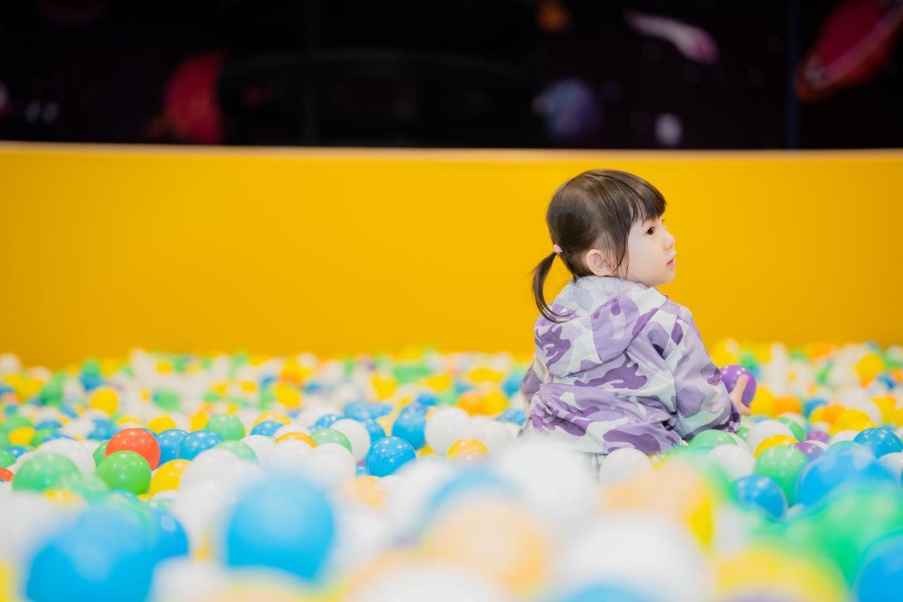 Studio City Hotel Макао Экстерьер фото A child playing in a ball pit