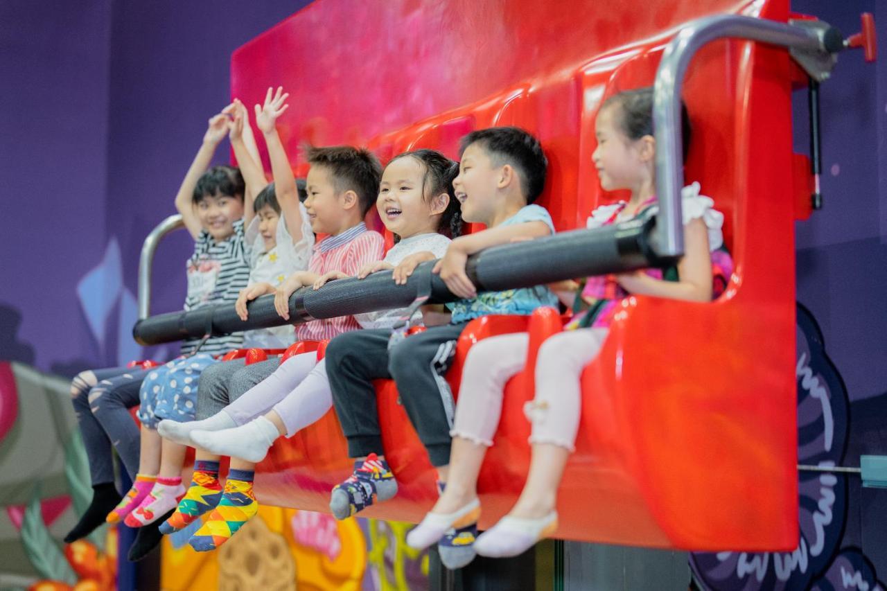 Studio City Hotel Макао Экстерьер фото Children on a roller coaster