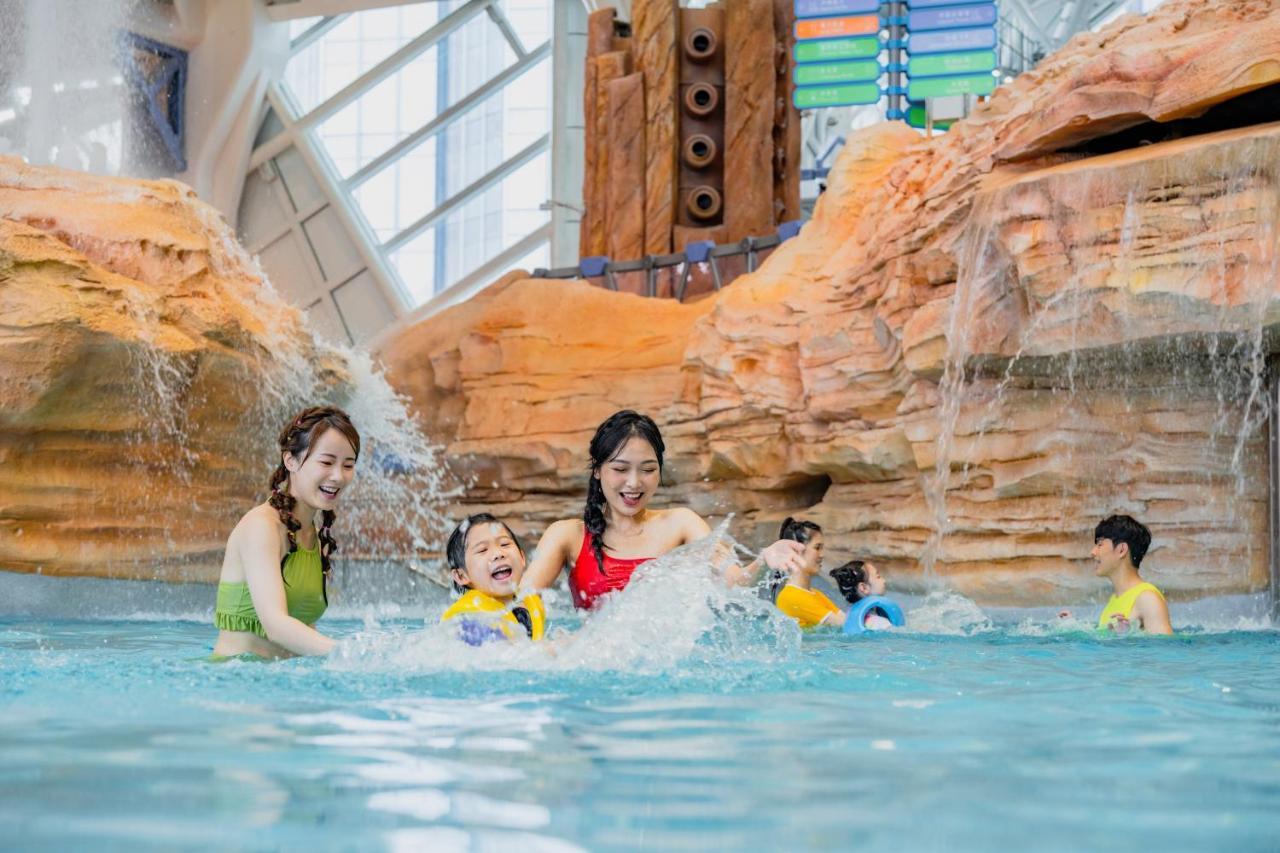 Studio City Hotel Макао Экстерьер фото Family Pool