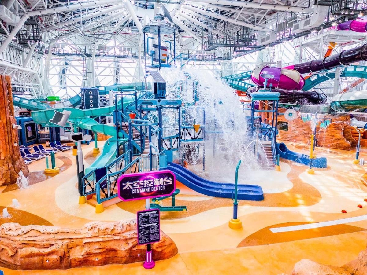 Studio City Hotel Макао Экстерьер фото The interior of Ocean Park Water Park