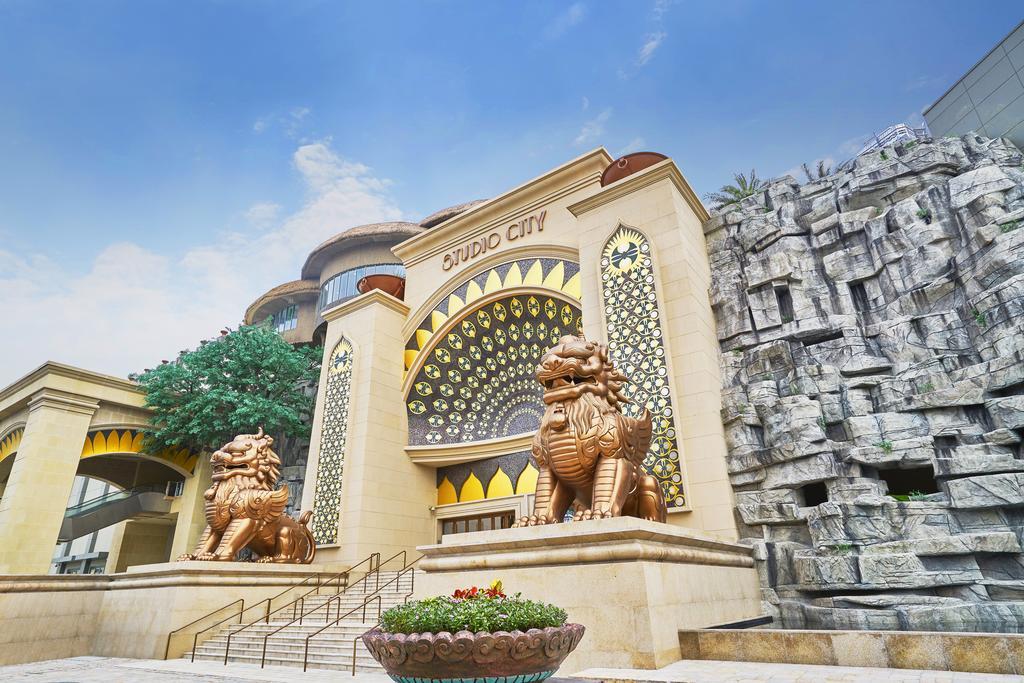 Studio City Hotel Макао Экстерьер фото The entrance of the temple